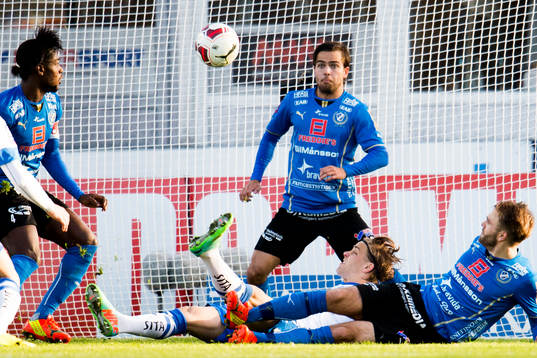 Norrköpings Christoffer Nyman oroar framför Halmstads