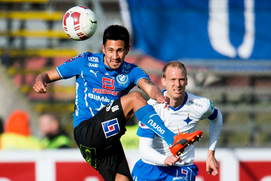 Halmstads Antonio Rojas i bakgrunden springen Norrköpings