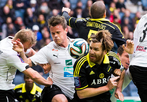 Örebros Patrik Haginge och Erik Moberg i en nickduell med