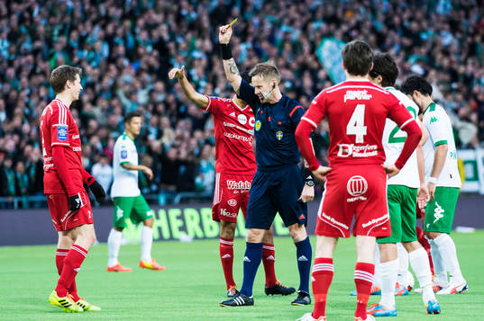 Degerfors Patrik Anttonen blir varnad av domare Lars Olsson
