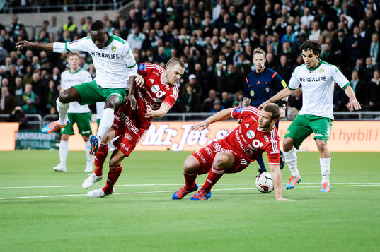 En närkamp framför mål med Hammarbys Amadaiya Rennie,