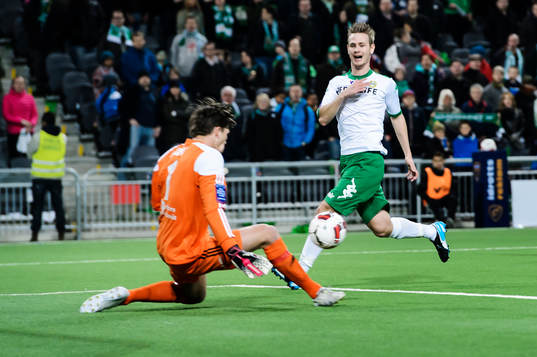 Degerfors målvakt August Strömbergräddar bollen från