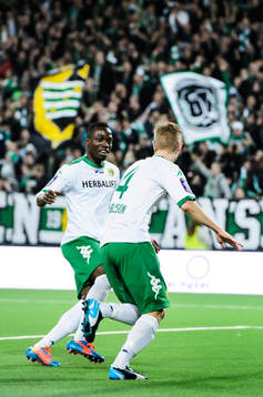 Hammarbys Amadaiya Rennie jublar med Erik Israelssonsom