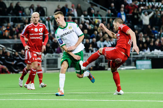 Hammarbys Erik Israelsson får en spark på låret av