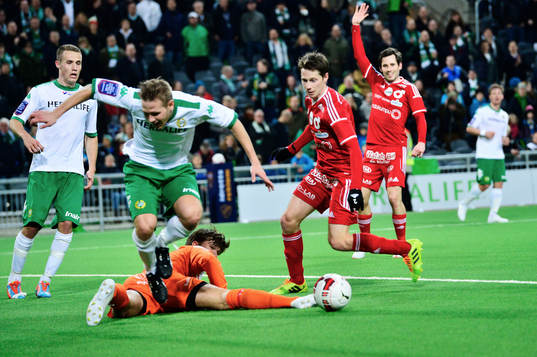Hammarbys Erik Israelssonramlar över Degerfors målvakt