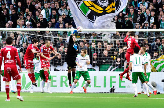 Hammarbys målvakt Johannes Hopf räddar ett skott