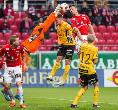 Elfsborgs målvakt Kevin Stuhr-Ellegaard och Kalmars Melker