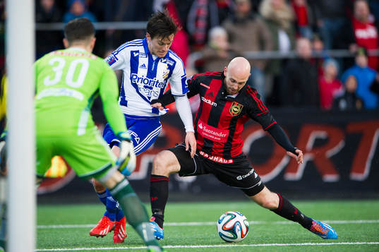 IFK Göteborgs Lasse Vibe  mot Brommapojkarnas Kristinn