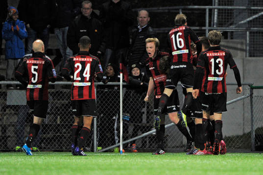 Brommapojkarnas Pontus Segerström jublar