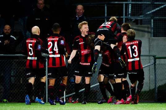 Brommapojkarnas Pontus Segerström jublar