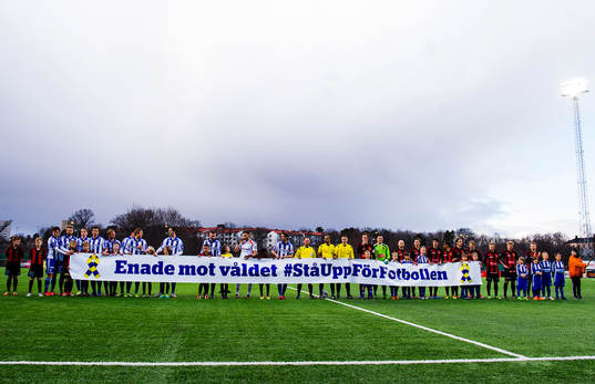 Innan matchen hålls en banderoll med texten "Enade mot