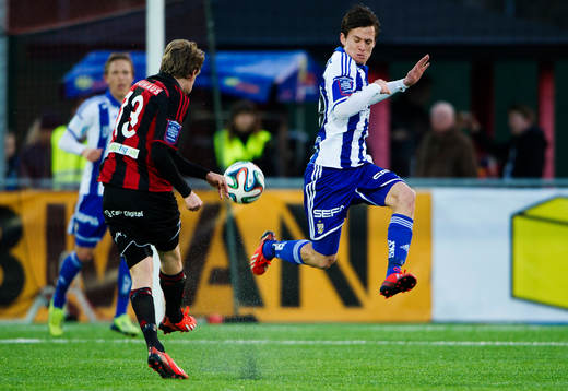 IFK Göteborgs Lasse Vibe  försöker täcka ett skott