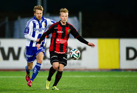 IFK Göteborgs Adam Johansson jagar Brommapojkarnas Pontus