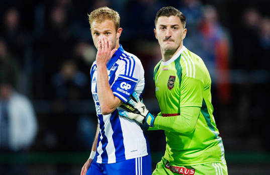 IFK Göteborgs Robin Söder  och Brommapojkarnas målvakt
