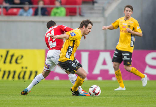 Elfsborgs Henning Hauger och Kalmars Ismael Silva Lima