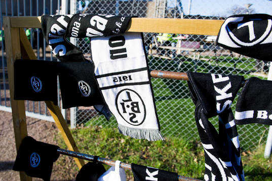Landskrona BOIS halsdukar hänger framme till försäljning