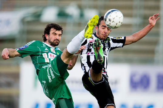 Ljungskiles Aleksandar Kitic i kamp om bollen med