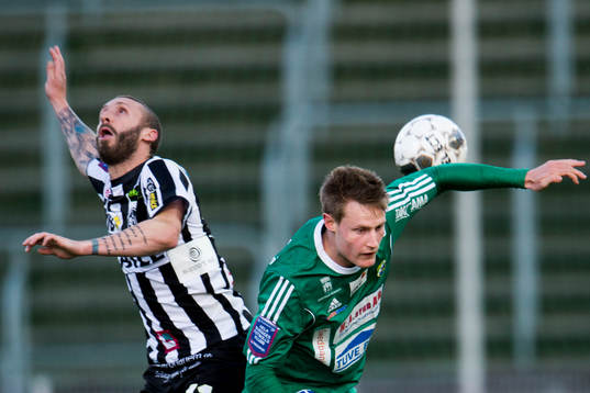 Landskronas Andrew Stadler i luftduell med Ljungskiles