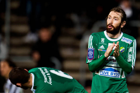 Ljungskiles Markus Gustafsson peppar sin lagkamrater