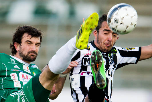 Ljungskiles Aleksandar Kitic i kamp om bollen med