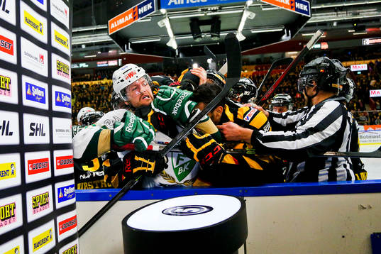 Skellefteås Pierre Eduoard Bellemare slåss mot