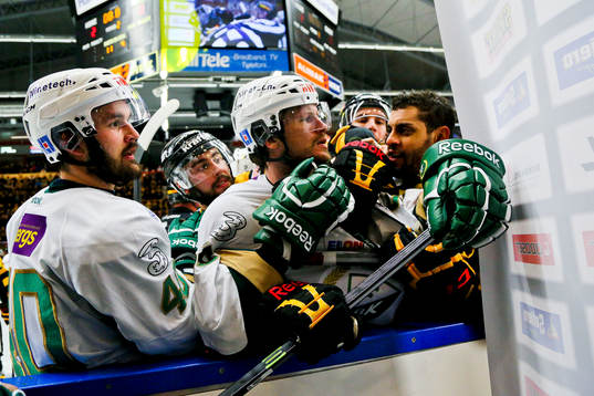 Skellefteås Pierre Eduoard Bellemare slåss mot