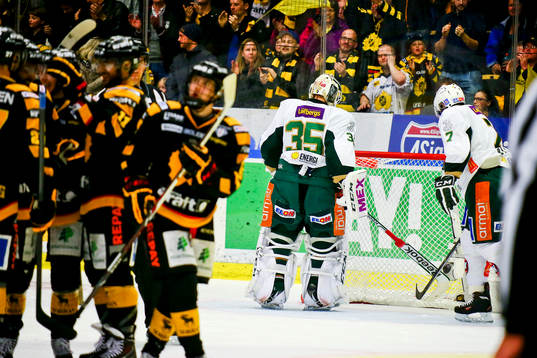 Skellefteå jublar och Färjestads målvakt Fredrik