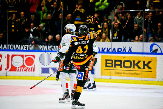 Skellefteås Pierre Eduoard Bellemare jublar mot Färjestad