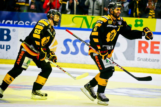 Skellefteås Pierre Eduoard Bellemare jublar mot Färjestad