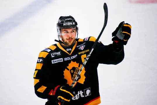 Skellefteås Jimmie Ericsson jublar mot Färjestad
