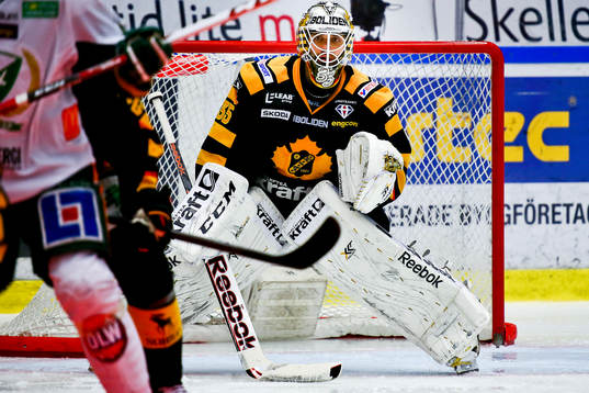 Skellefteås målvakt Markus Svensson mot Färjestad