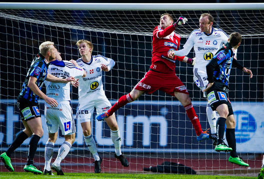 Huskvarnas målvakt Zoran Akovic försöker se bollen