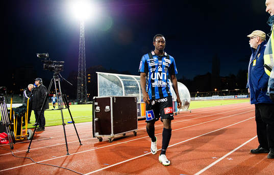 Sirius  Moses Ogbu deppar när han går av planen