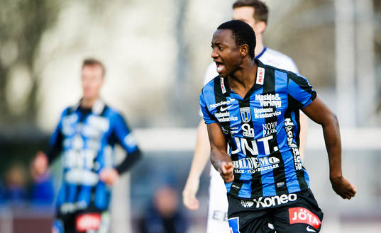 Sirius  Moses Ogbu ropar på sina lagkamrater