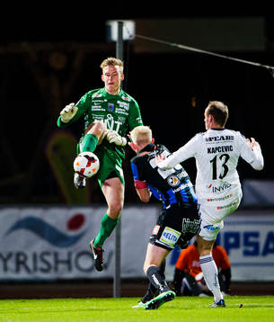 Sirius målvakt Andreas Andersson är först på bollen