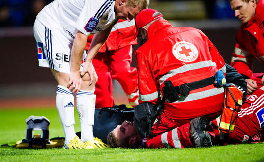 Husqvarnas målvakt Zoran Akovic  får vård