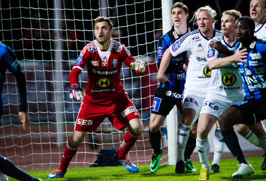 Husqvarnas målvakt Zoran Akovic är med på en hörna