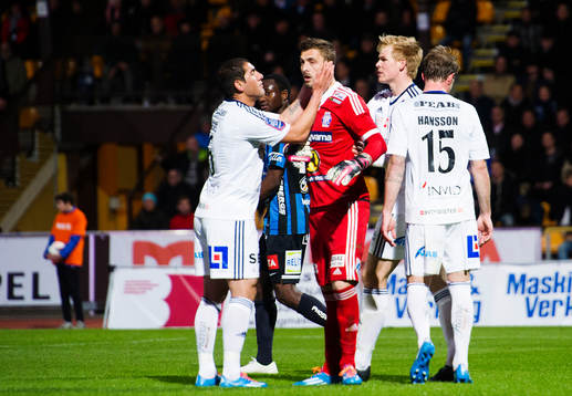 Husqvarnas Diego Olate försöker lugna målvakt Zoran