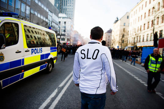 AIKs SLO övervakar en march med AIKs supportrar
