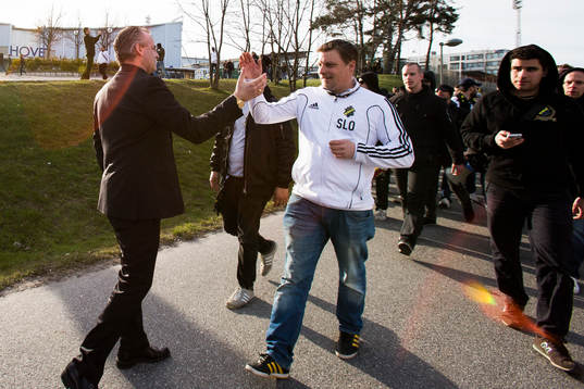 s ordförande Johan Segui möter upp supportrarna
