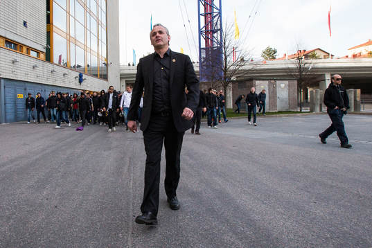 s ordförande Johan Segui möter upp supportrarna