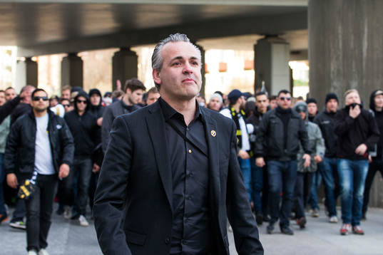 s ordförande Johan Segui möter upp supportrarna
