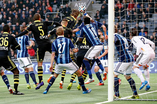 s Martin Lorentzson nickar in 1-0 på hörna