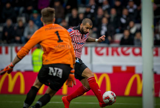 Malmö FFs Guillermo Molins gör 1-0 på Örebros målvakt