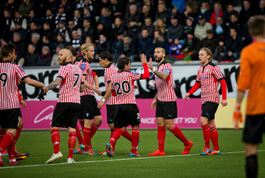 Malmö FFs Guillermo Molins gör 1-0 på Örebros målvakt