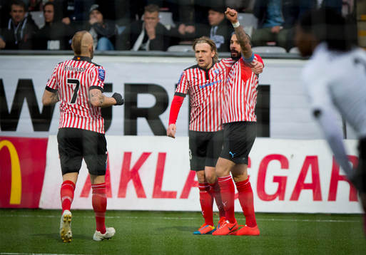 Malmö FFs Guillermo Molins gör 1-0 på Örebros målvakt