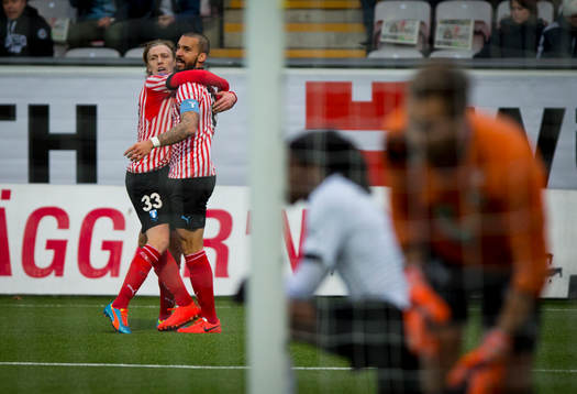 Malmö FFs Guillermo Molins gör 1-0 på Örebros målvakt
