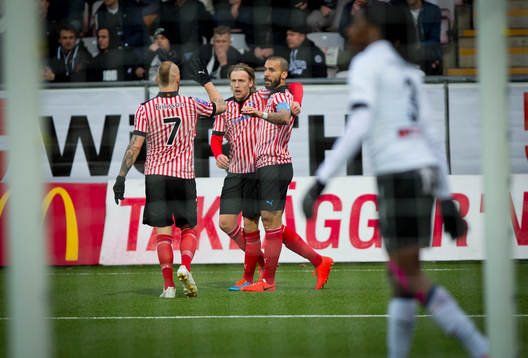 Malmö FFs Guillermo Molins gör 1-0 på Örebros målvakt