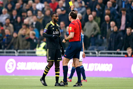 s Henok Goitom får gult kort av domare Jonas Eriksson