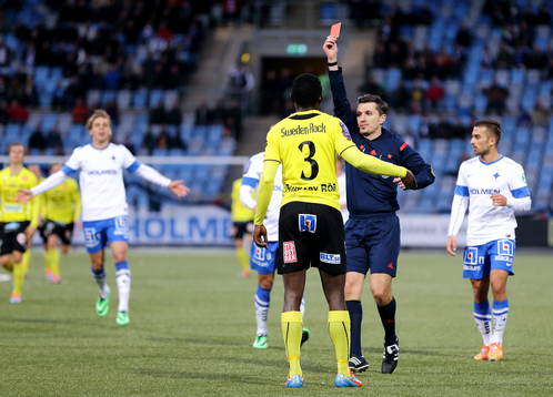 Mjällbys Gbenga Arokoyo får rött kort av domaren Bojan